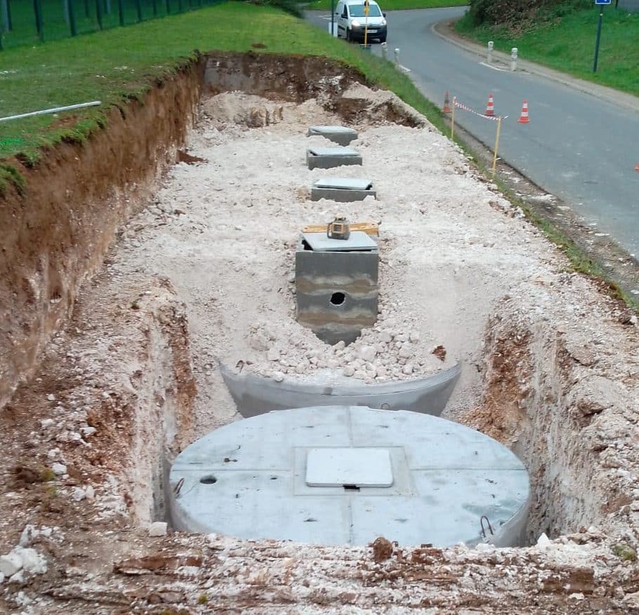 Trou dans un sol en craie, remblai de 5 cuves