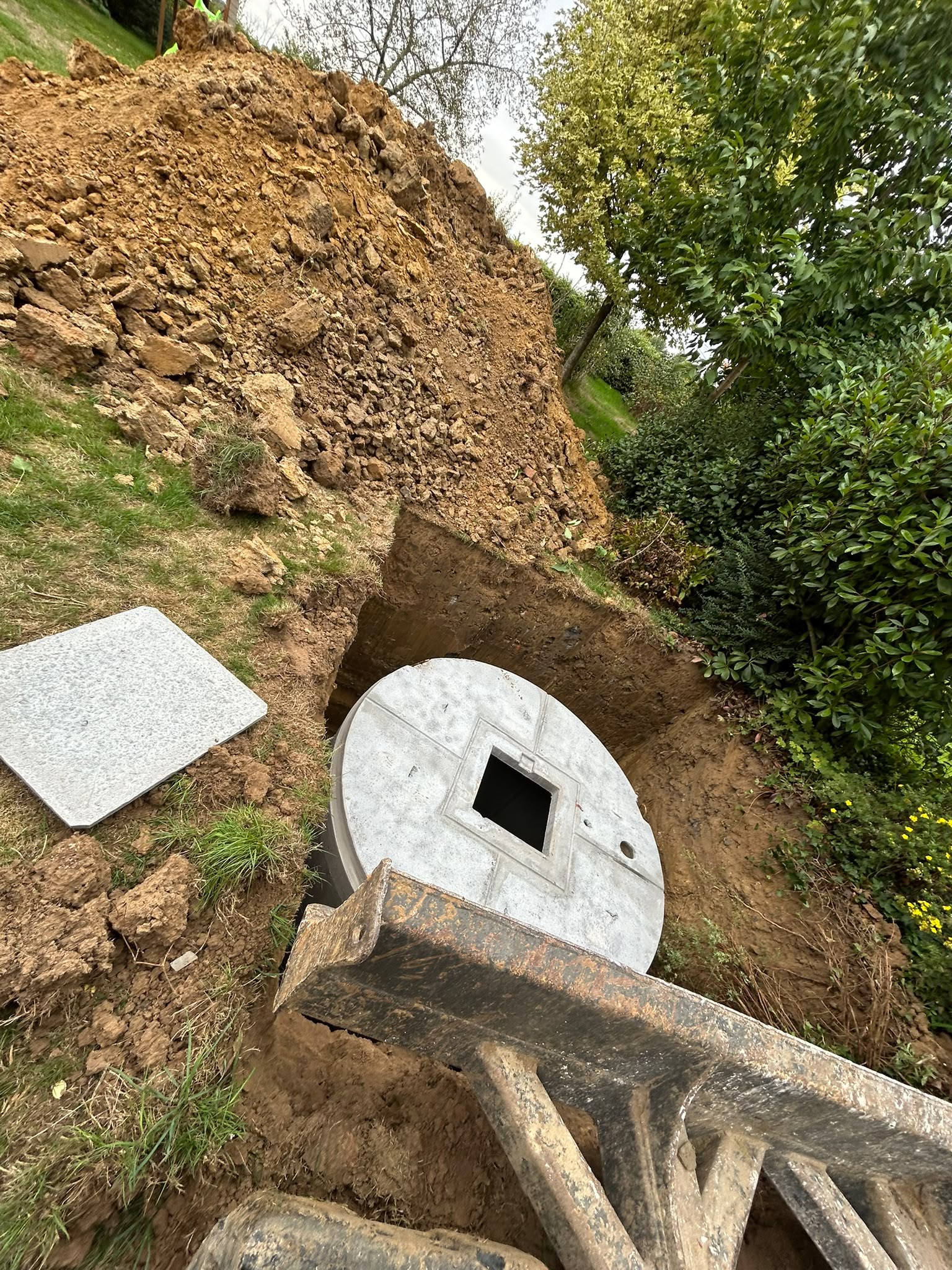 Pose d'une cuve de 10 000 litres pour une habitation en construction
