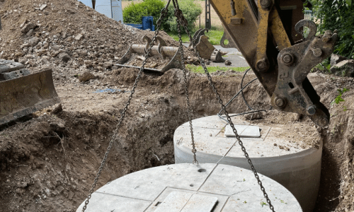 Image de l'installation d'une cuve de récupération d'eau de pluie dans un trou