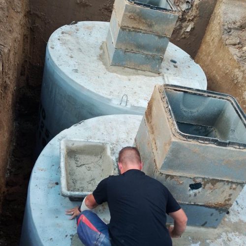 Les équipes Les Cuves du Nord sont récemment intervenues sur un chantier à Carnin pour la mise en place de deux cuves de stockage d’une capacité de 10 000 litres chacune.
Cette installation a été réalisée avec soin afin de garantir sécurité, performance et durabilité. Nos techniciens ont accompagné le client tout au long du projet, depuis la préparation du site jusqu’à la mise en service, en veillant à respecter les normes en vigueur et les délais convenus.
Cette nouvelle réalisation illustre une fois de plus notre engagement à fournir des solutions de stockage fiables et adaptées aux besoins de nos clients.